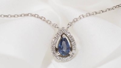 Collier pendentif en or blanc, saphir et diamants