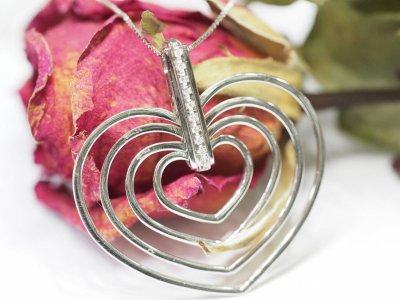 Collana in oro bianco con 4 cuori