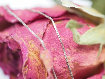 Collana in oro bianco con 4 cuori