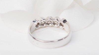 Mezza fede in oro bianco e diamanti 0,60ct