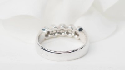 Mezza fede in oro bianco e diamanti 0,60ct