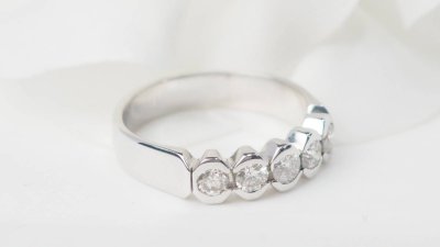 Mezza fede in oro bianco e diamanti 0,60ct