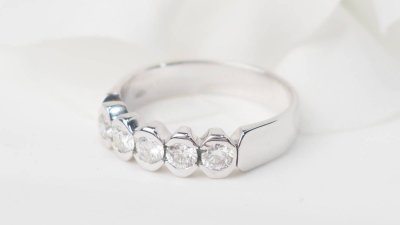 Mezza fede in oro bianco e diamanti 0,60ct