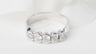 Mezza fede in oro bianco e diamanti 0,60ct