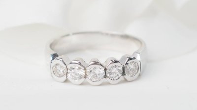 Mezza fede in oro bianco e diamanti 0,60ct