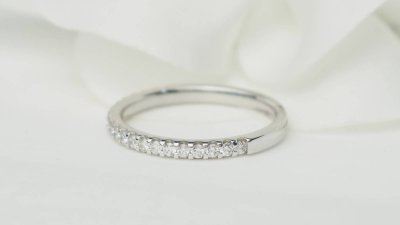 Mezza fede in oro bianco e diamanti 0,25ct