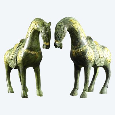 Chine, Milieu Du XXème Siècle, Paire De Chevaux En Bronze Dans l'Esprit De La Dynastie Tang.