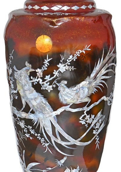 Important vase de Chine en carton bouilli, fibre et marqueterie de nacre