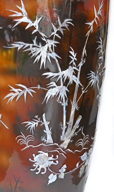 Important vase de Chine en carton bouilli, fibre et marqueterie de nacre