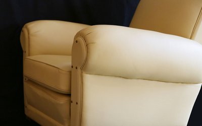 Coppia di poltrone club in pelle degli anni '30