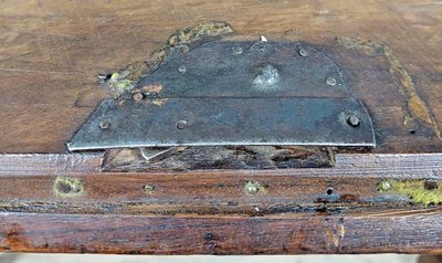 Mobili Secret System per questa scrivania a gradini in noce intagliato