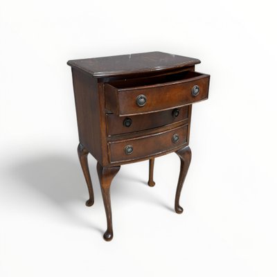 Paire de tables de chevet anciennes en acajou et plumes