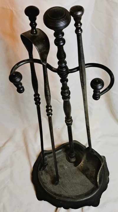 Caminetto in ferro battuto nero d'epoca Luigi Filippo del XIX secolo