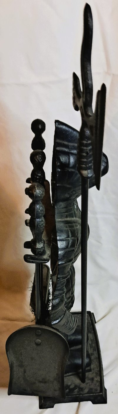 Serviteur de cheminée forme soldat en fer et fonte noir vers 1960