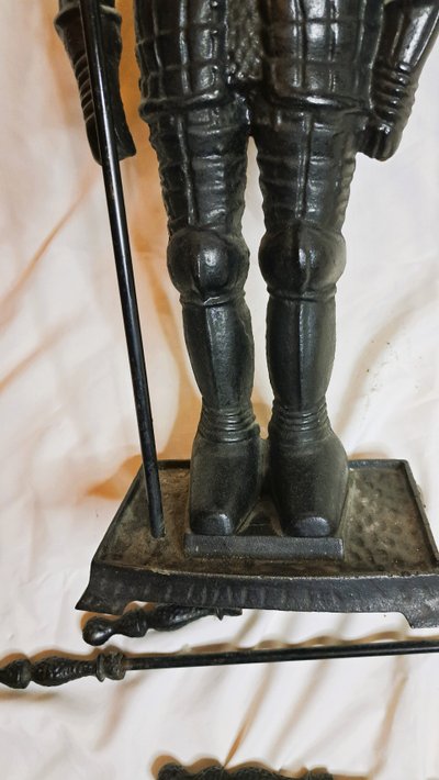 Serviteur de cheminée forme soldat en fer et fonte noir vers 1960