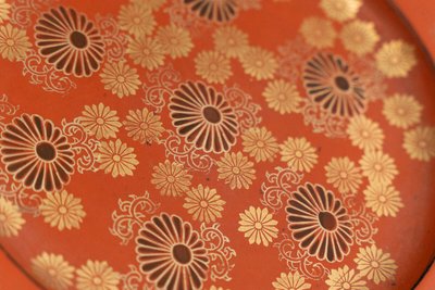 1900 Cina, supporto per piante in lacca rossa con riflessi dorati