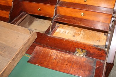 Scrivania a schiena d'asino in mogano massiccio Luigi XVI del XVIII secolo