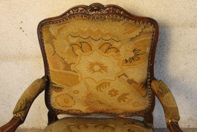 Large fauteuil en noyer sculpté et mouluré époque Louis XV à dossier plat à la reine 18ème 