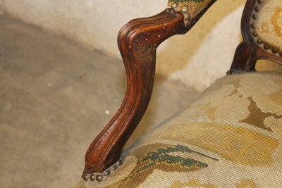 Large fauteuil en noyer sculpté et mouluré époque Louis XV à dossier plat à la reine 18ème 