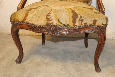 Large fauteuil en noyer sculpté et mouluré époque Louis XV à dossier plat à la reine 18ème 