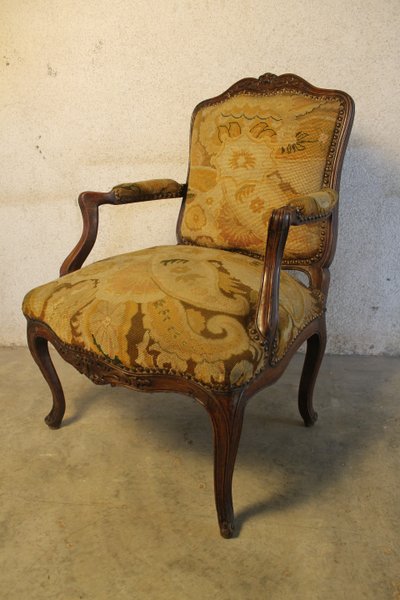 Large fauteuil en noyer sculpté et mouluré époque Louis XV à dossier plat à la reine 18ème 