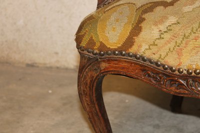 Large fauteuil en noyer sculpté et mouluré époque Louis XV à dossier plat à la reine 18ème 