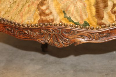 Large fauteuil en noyer sculpté et mouluré époque Louis XV à dossier plat à la reine 18ème 