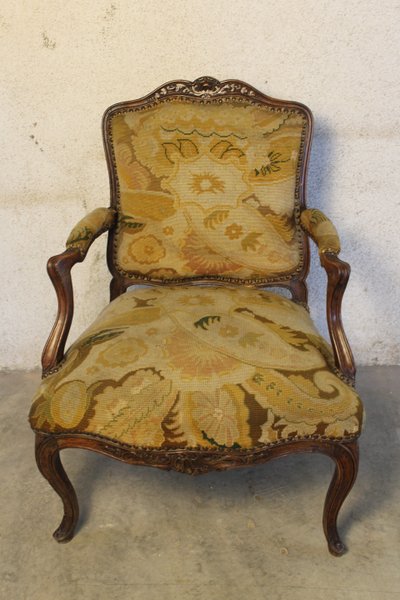 Large fauteuil en noyer sculpté et mouluré époque Louis XV à dossier plat à la reine 18ème 