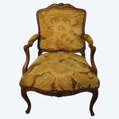 Large fauteuil en noyer sculpté et mouluré époque Louis XV à dossier plat à la reine 18ème 
