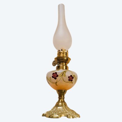 1900 Art Nouveau enamelled glass kerosene lamp with floral decoration and bronze base