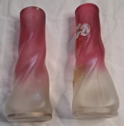 Paar Vasen François Théodore Legras aus emailliertem Twistglas auf rosafarbenem Grund Blumendekor Anfang XX