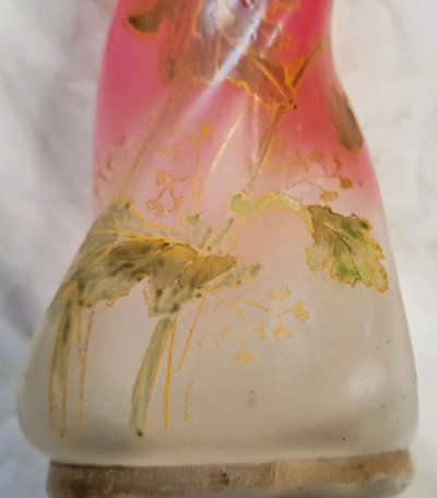 Paar Vasen François Théodore Legras aus emailliertem Twistglas auf rosafarbenem Grund Blumendekor Anfang XX