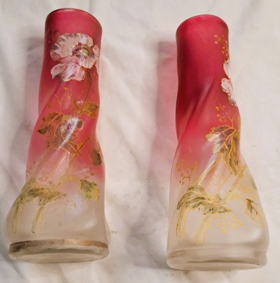 Paar Vasen François Théodore Legras aus emailliertem Twistglas auf rosafarbenem Grund Blumendekor Anfang XX