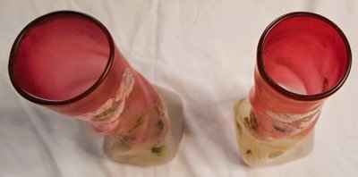 Paar Vasen François Théodore Legras aus emailliertem Twistglas auf rosafarbenem Grund Blumendekor Anfang XX