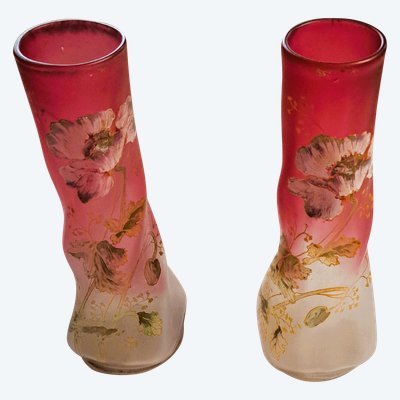 Paar Vasen François Théodore Legras aus emailliertem Twistglas auf rosafarbenem Grund Blumendekor Anfang XX