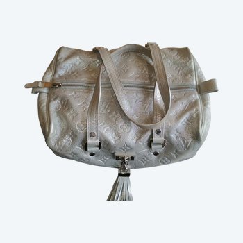 Louis VUITTON. Sac modèle COMETE. Cuir gris irrisé