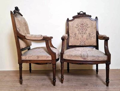 Coppia di poltrone da regina in stile Luigi XVI in legno riccamente intagliato