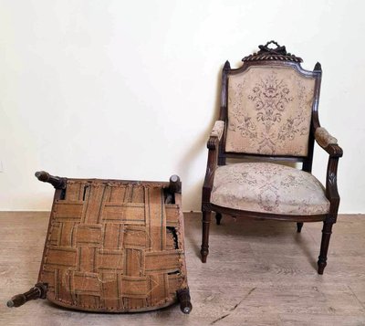 Coppia di poltrone da regina in stile Luigi XVI in legno riccamente intagliato