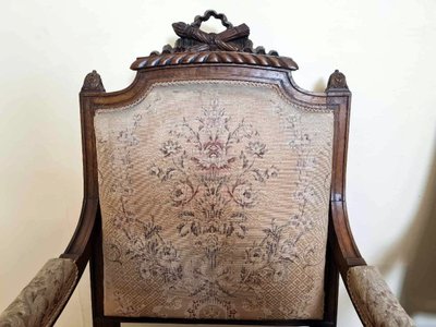 Coppia di poltrone da regina in stile Luigi XVI in legno riccamente intagliato