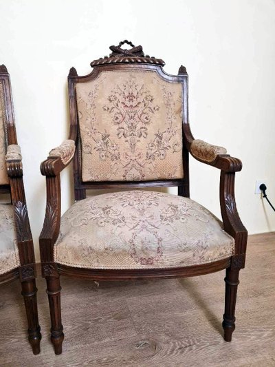 Coppia di poltrone da regina in stile Luigi XVI in legno riccamente intagliato