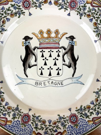Bretagne Début XXème: Immense Plat Aux Armoiries Et Chiens à Décors Peints à La Main