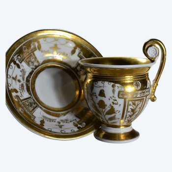 Tazza e piattino in porcellana di Parigi. Periodo di restauro