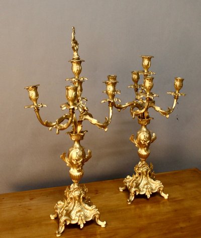 Coppia di candelieri in bronzo stile Rocaille
