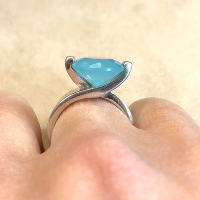 Anello in argento con pietra blu