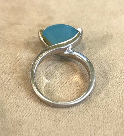 Anello in argento con pietra blu