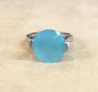 Anello in argento con pietra blu