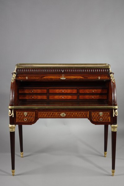 Bureau à cylindre de style Louis XVI en marqueterie et bronzes dorés, fin XIXe siècle
