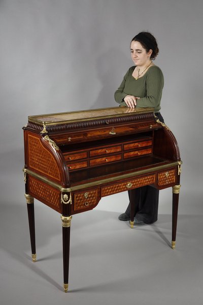 Bureau à cylindre de style Louis XVI en marqueterie et bronzes dorés, fin XIXe siècle
