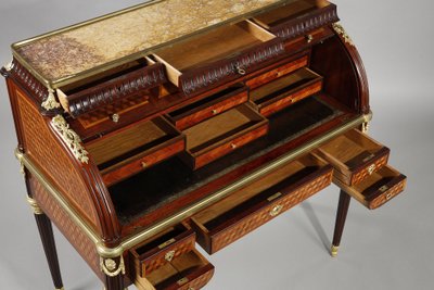 Bureau à cylindre de style Louis XVI en marqueterie et bronzes dorés, fin XIXe siècle