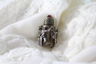 Flacon à parfum miniature en verre et monture en argent "Cupidon" fin 19ème siècle